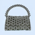 Dettaglio di borsa a spalla fatta a mano con perline argento e trama metallica intrecciata - Argento (Maniglia 9CM)