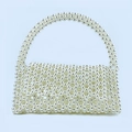 Dettaglio di borsa a mano artigianale con perline bianche rotonde perlate - Bianco (Manico 11CM)