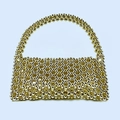 Dettaglio della borsa a spalla in perline dorate fatta a mano con trama geometrica metallica - Oro (Manico 11CM)