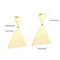 Vue détaillée de grandes boucles d'oreilles triangles avec dimensions et plaqué or - Grand Double Triangle Or