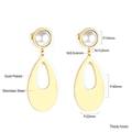 Détail des boucles d'oreilles en acier plaqué or 18K avec perle blanche et pendentif goutte - Pendentif Goutte d'Eau Perle Or