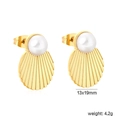 Dettaglio orecchini placcati oro 18K a forma di conchiglia con perla bianca - Stile Conchiglia di Perla a Forma di Ventaglio (EA5C990AG)