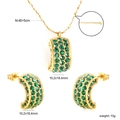 Dettaglio della collana e degli orecchini in acciaio dorato con zircone verde smeraldo - Stile Arco di Zirconi Verdi Micro-pavé (SE26650JG) / Oro