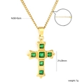 Dettaglio del ciondolo a croce dorata con gemme verdi e catena da 50+5 cm - Stile Pendente a Croce con Pietra Preziosa Verde (NE2G090JG)