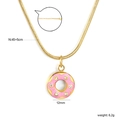 Detalle del colgante de dona esmaltada rosa en collar chapado en oro de 18 quilates - Estilo de Rosquilla Rosa (NE2G480MG)