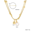 Dettaglio della collana a doppia catena a serpente dorata con perla e pendente - Stile Catena a Serpente con Perla e Sfera Dorata (NE2F610AG)