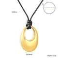 Detailansicht des matten Goldanhängers an schwarzer Kordel mit 60 cm Ketten-Spezifikationen - Goldenes Oval Anhänger (NS100201G)