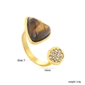 Détail d'une bague irrégulière en or 18k avec pierre oeil de tigre et cristal incrusté - Style Ouvert Double Tête Oeil De Tigre Triangle (RI1723G7G)