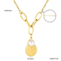 Detalle macro de un colgante de concha chapado en oro de 18K con perla y cierre - Perla de Concha (NE2G170AG)