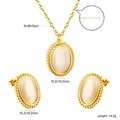 Dettaglio del set di gioielli con opale ovale e bordo di perline in finitura oro - Bianco Sporco (SE25860AG)