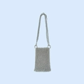 Detail van de handgemaakte zilveren maliënkolder telefoontas met crossbody riem - Zilver