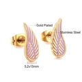 Detailweergave van 5,2x13mm vergulde roestvrijstalen vleugeloorbellen met paars emaille - Roestvrijstalen Goud Paars Vleugel Oorknopjes (EA13700CG)