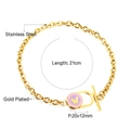 Detalle de una pulsera de acero inoxidable dorado con un dije de mariposa y cierre de T - Pulsera Mariposa Oro (BR25160MG)