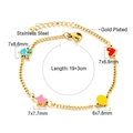 Makro-Detail des vergoldeten Edelstahlarmbands mit bunten Emaille-Anhängern und Karabinerhaken - Gold Süßes Element Armband (BR25250MG)