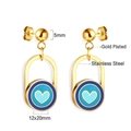 Detailsicht vergoldeter Edelstahl-Ohrringe mit blauem Herz und ovalem Metallrahmen - Gold Herz Ohrstecker (EA56770MG)