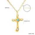 Detail van gouden kruishanger met blauwe edelsteen en S925-keurmerk op de sluiting - Gouden Kruis Saffier Zirconia Hanger Figaro Ketting (NE2G100KG)