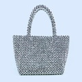 Detailaufnahme einer silbernen Abendtasche mit kunstvoller, handgewebter Perlenstruktur - Silber