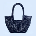 Vista dettagliata della borsa tote in perline nere fatta a mano con trama lucida - Nero
