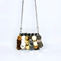 Dettaglio di una mini borsa da sera con paillettes oro e argento e tracolla a catena - Oro e Argento