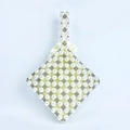 Détail d'un sac à main en perles avec maille losange tissée et doublure en satin crème - Blanc laiteux