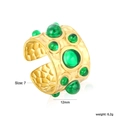 Dettaglio dell'anello martellato placcato oro 18K con pietre verdi e specifiche - Stile Gemma Verde Martellata Vintage (RI1675J7G)
