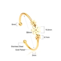 Detail eines 18k vergoldeten Edelstahl-Blumenarmbands mit Maßangaben für die Größe - Drei-Blüten Armspange (BR916201G)