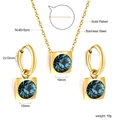 Détail de l'ensemble pendentif et boucles d'oreilles cristal bleu carré en acier doré - Style Bleu Clair Carré Doré (SE25670RG)
