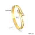 Detail van dubbellaagse vergulde roestvrijstalen armband met rechthoekige edelstenen - Gouden Golf Zirconia Stijl (BR924802G)