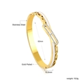 Gedetailleerd aanzicht van vergulde roestvrijstalen armband met wit emaille en kristallen - Gouden Witte Emaille Ketting Stijl (BR924902G)