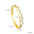 Detail van 18K vergulde roestvrijstalen armband met witte zirkoon in zigzagpatroon - Gouden Gekartelde Pave Zirconia Stijl (BR925002G)
