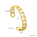 Détail du bracelet manchette en acier inoxydable doré avec motif chaîne ajourée - Style Chaîne Ovale Or (BR924101G)