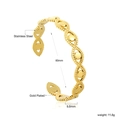 Vue détaillée du bracelet jonc rétro plaqué or en acier inoxydable avec dimensions et texture - Style Motif Œil Vintage Or (BR924401G)