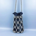 Detail der gewebten silbernen Perlen-Beuteltasche mit blauem Satin-Kordelzug und Schleife - Silber (100 cm) langes Crossbody