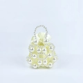 Détail d'un sac à main en perles fait main avec doublure en satin crème et anse perlée - Blanc laiteux