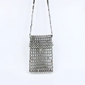Detail van zilveren kralen mini crossbodytas met metalen vlechtwerk en bolvormige gesp - Zilver