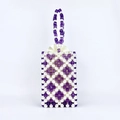 Détail du sac à main en perles fait main avec motif en croix violet et doublure en satin - Violet