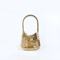 Dettaglio della borsa fatta a mano in oro con paillettes metalliche e trama a scaglie lucide - Oro