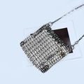 Nahaufnahme der silbernen Metallpailletten auf einer Abendtasche mit feiner Kette - Silber (9 Reihen Breit)
