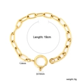Dettaglio del bracciale a catena dorata testurizzata con chiusura a molla e dimensioni - Bracciale a Catena Grossa con Textura a Spirale Oro (BR29410AG)