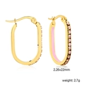 Detailansicht goldener Oval-Ohrringe mit rosa Emaille und funkelnden Zirkoniasteinen - Gold Rosa Stil (EA33330FG)