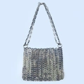 Detailansicht der handgefertigten silbernen Pailletten-Tasche mit Metallkette - Silber (10 Reihen Breit)