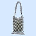 Detailansicht der silbernen Pailletten-Handtasche mit Perlenstruktur und Metallkette - Silber