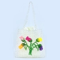 Detailansicht der handgefertigten Perlentasche mit bunten 3D-Blumen aus Acrylperlen - Transparent / Bunte Blumen