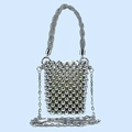 Detail der silbernen Perlenbeuteltasche mit Glitzergriff und gewebter Perlenstruktur - Silber