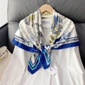Elegante foulard in seta twill 90x90cm con fiori e bordo blu appeso a una gruccia - 90*90cm / Giardino Blu
