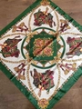 Détail d'un foulard en satin aux imprimés de chaînes vintage et motifs équestres chics - 90*90cm / Vert/Blanc