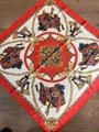 Détail macro du foulard en soie avec chaînes dorées et motifs équestres baroques - 90*90cm / Rouge Blanc