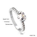 Détail d'une bague en acier avec zircone cœur de 7,2 mm et pierres latérales - Style Zircone en Forme de Cœur (RI138706-9S)
