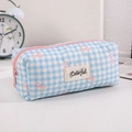 Dettaglio della trousse trapuntata a quadri blu con fiocchi rosa ed etichetta Colorful - Blu