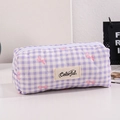 Detalle de la bolsa de maquillaje acolchada a cuadros morados con lazos rosas y cremallera - Morado